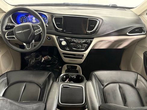 Used 2023 Chrysler Pacifica Touring-L FWD image 12