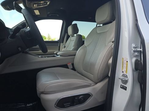 Used 2025 Jeep Wagoneer 4WD image 9