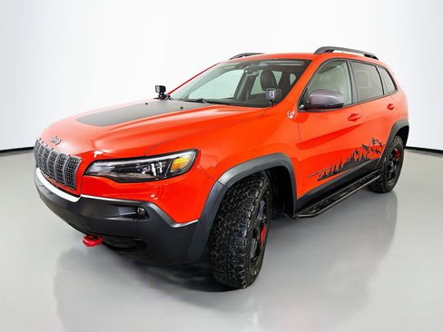 Used 2021 Jeep Cherokee Trailhawk image 3