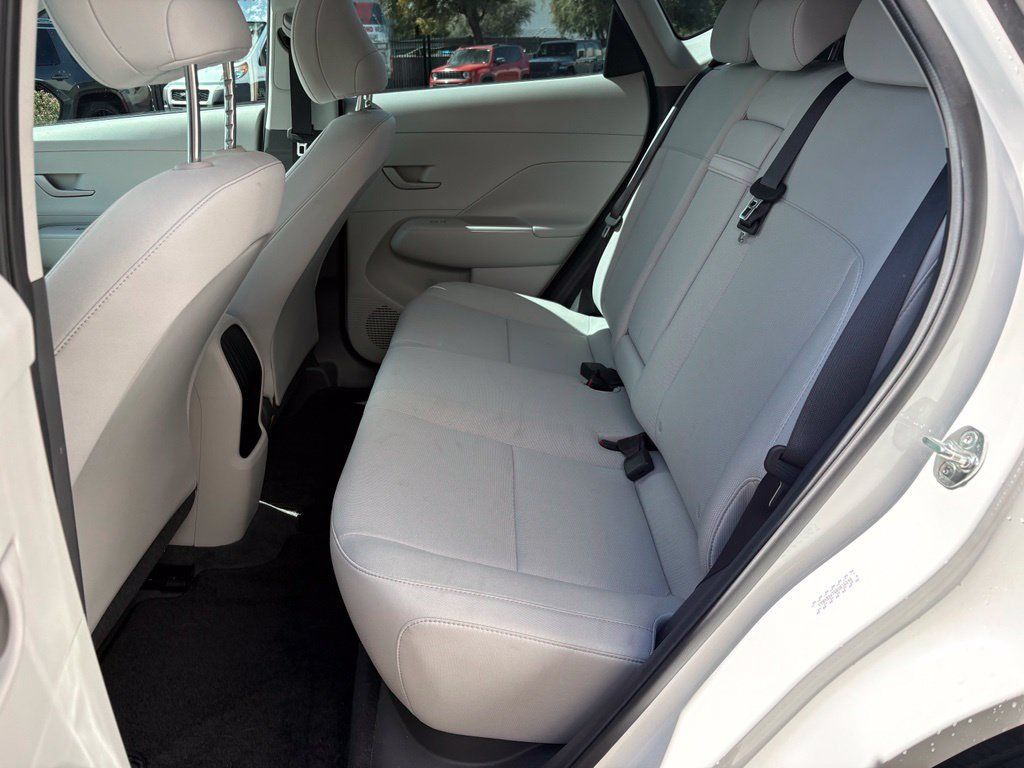 Used 2024 Hyundai Kona SE FWD image 11