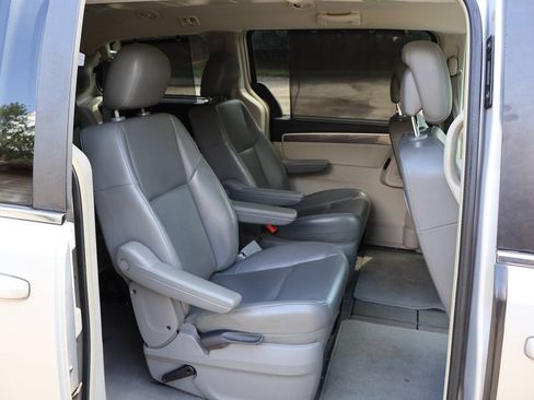 Used 2010 Volkswagen Routan SE FWD image 24