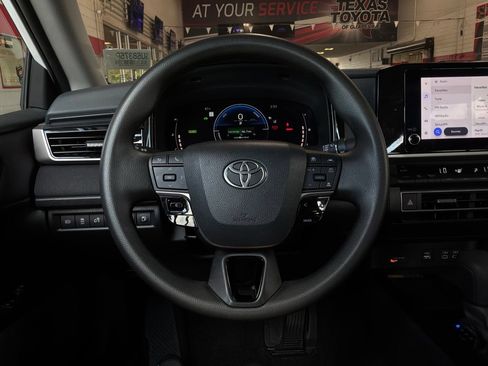 Used 2025 Toyota Camry LE FWD image 31