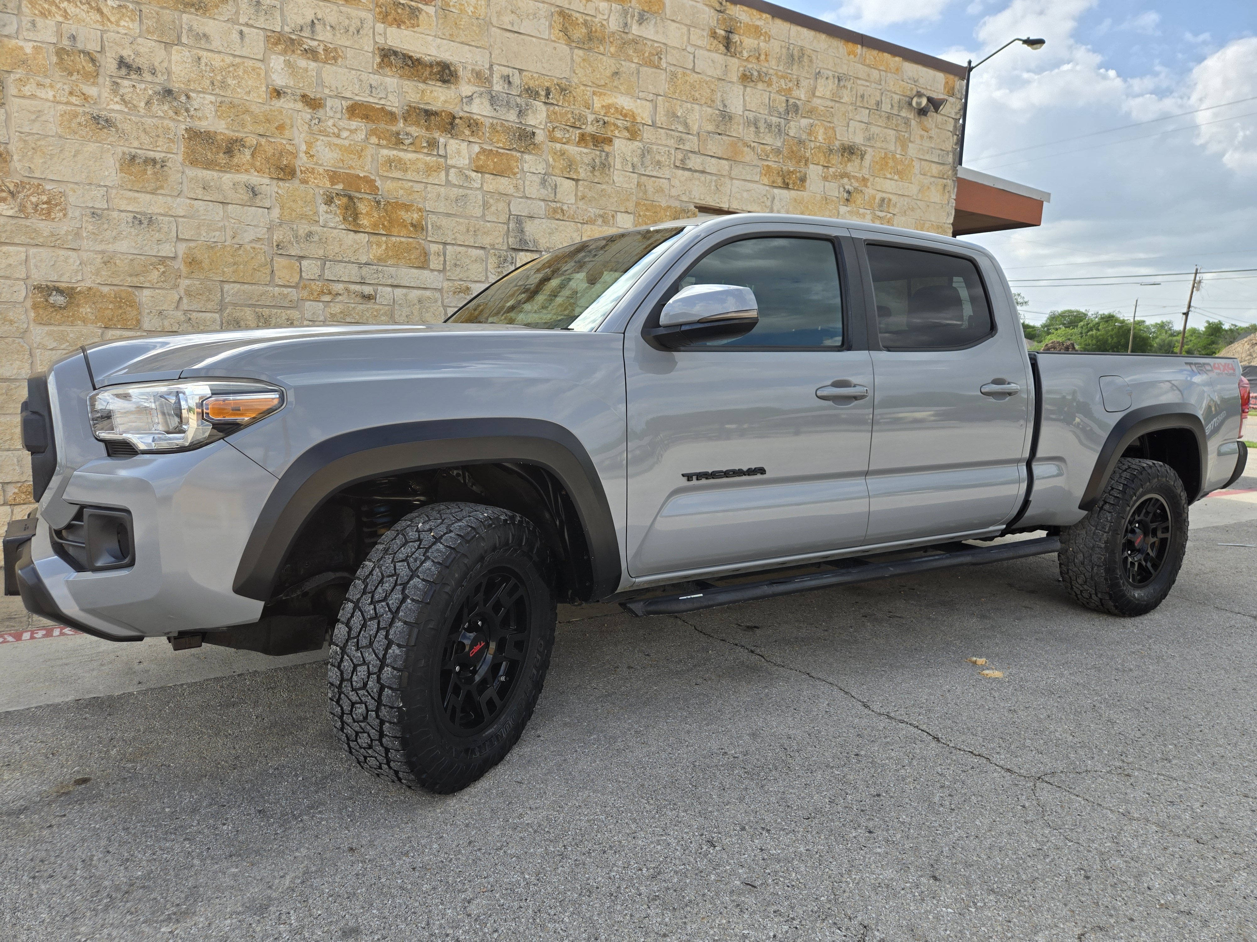 Used 2019 Toyota Tacoma TRD Off-Road AWD/4WD image 2