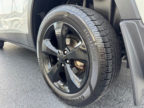 Used 2018 Jeep Cherokee Latitude w/ Altitude Package FWD image 10