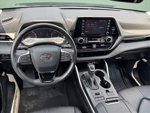 Used 2021 Toyota Highlander XLE AWD/4WD image 11