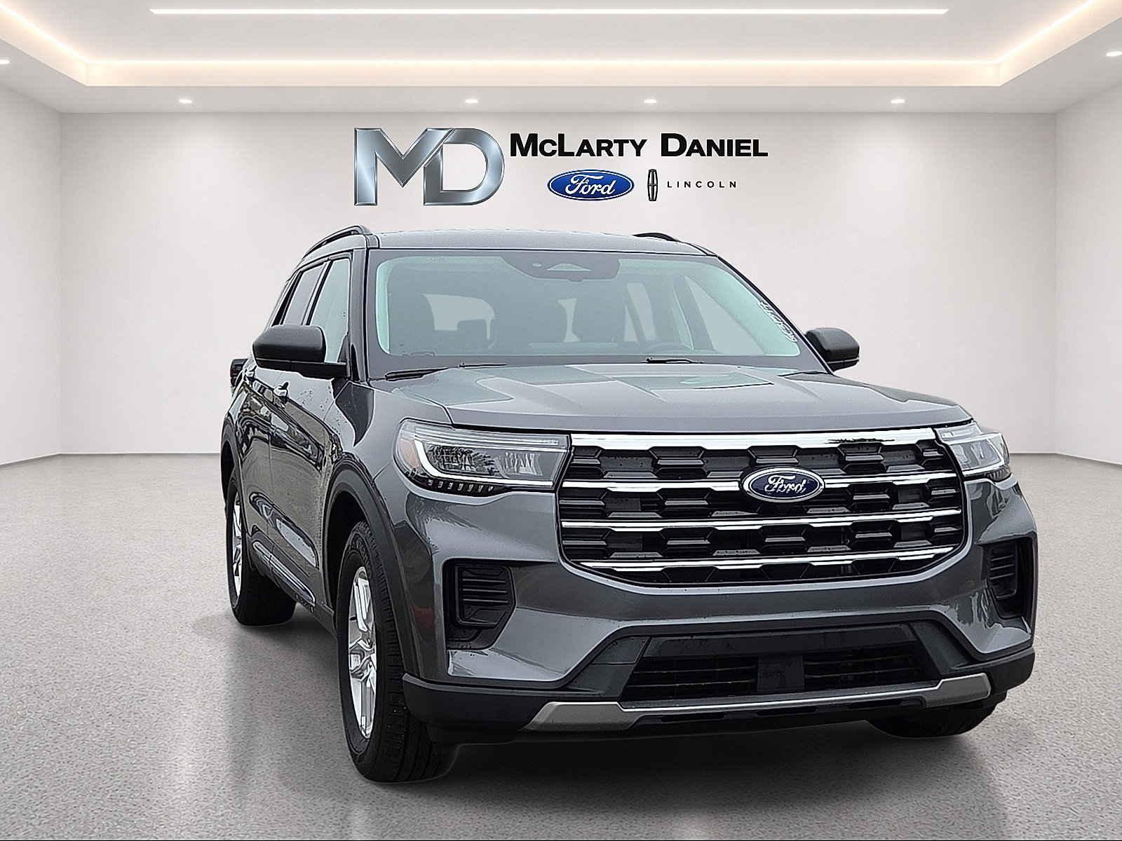 Used 2025 Ford Explorer Active RWD image 1
