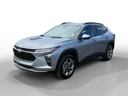 Used 2025 Chevrolet Trax LT FWD image 1