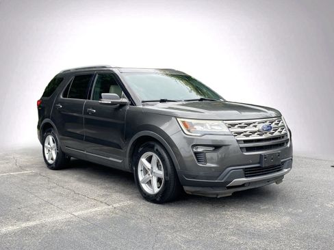 Used 2018 Ford Explorer XLT w/ Equipment Group 202A FWD image 2