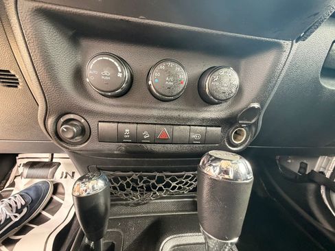 Used 2011 Jeep Wrangler Unlimited Sahara w/ Connectivity Group AWD/4WD image 12