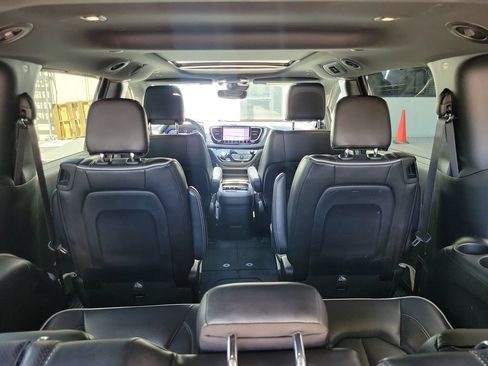Used 2022 Chrysler Pacifica Limited w/ S Appearance Package FWD image 8