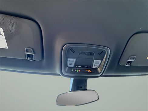 Used 2023 Chevrolet Traverse LT image 22