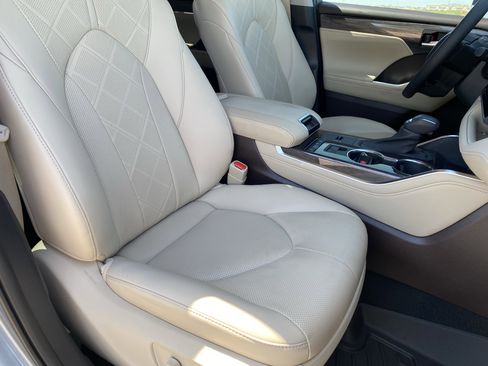 Used 2021 Toyota Highlander Platinum FWD image 10