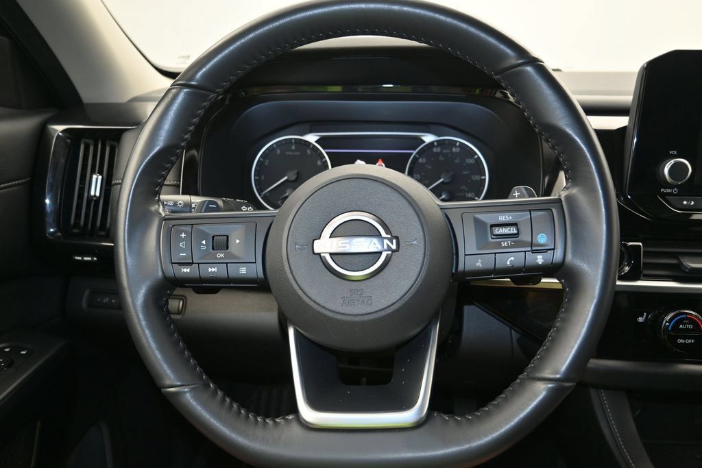 Used 2025 Nissan Pathfinder SV FWD image 13
