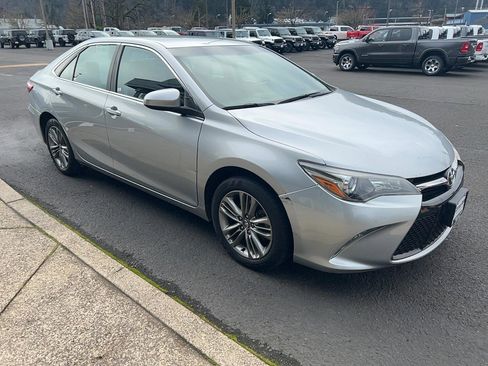 Used 2017 Toyota Camry SE image 3