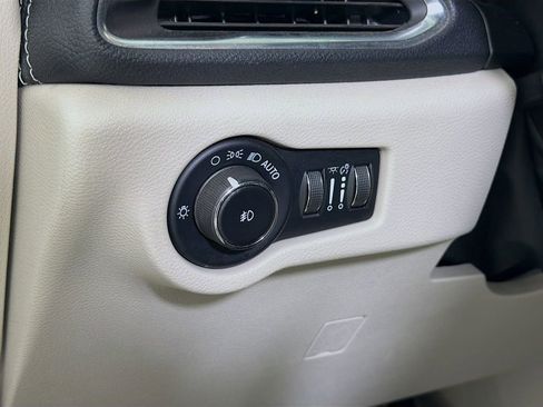 Used 2023 Chrysler Pacifica Limited image 12