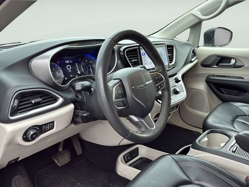 Used 2023 Chrysler Pacifica Touring-L FWD image 20