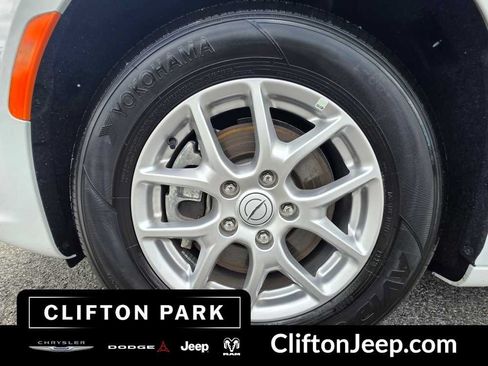Used 2026 Chrysler Pacifica Select FWD image 28
