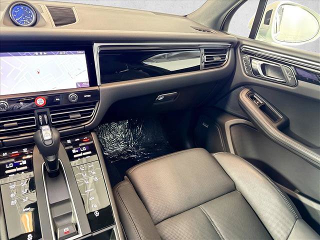 Certified 2026 Porsche Macan AWD/4WD image 22