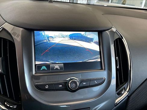 Used 2018 Chevrolet Cruze LT w/ Convenience Package FWD image 10