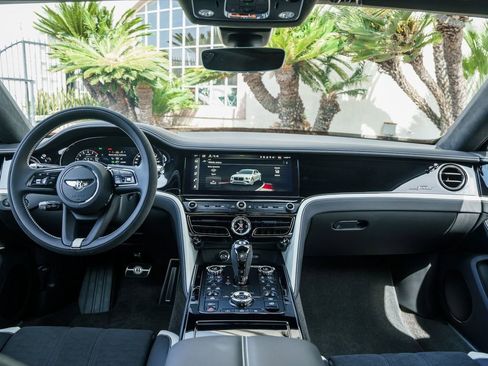 Used 2025 Bentley Flying Spur Plug-In Hybrid AWD/4WD image 4