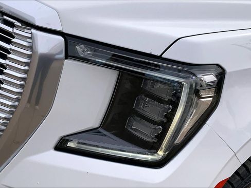 Used 2021 GMC Yukon XL Denali w/ Denali Premium Package image 27