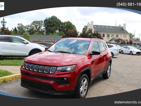 Used 2024 Jeep Compass Latitude AWD/4WD image 1