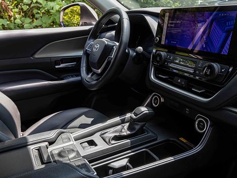 Used 2024 Toyota Grand Highlander AWD image 26