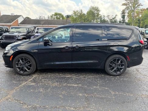 Used 2023 Chrysler Pacifica Touring-L w/ S Appearance Package AWD/4WD image 5