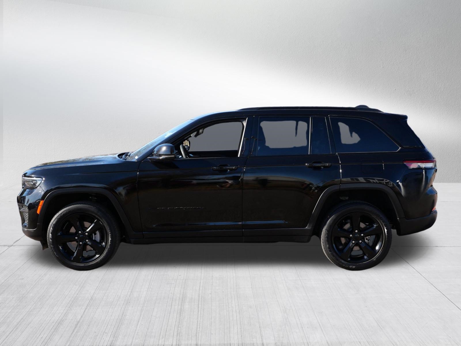 Used 2023 Jeep Grand Cherokee Altitude AWD/4WD image 4