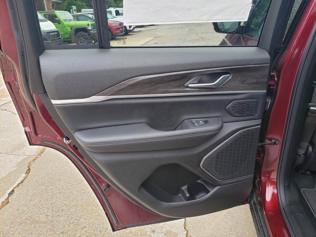 New 2026 Jeep Grand Cherokee Limited w/ Limited Altitude Package AWD/4WD image 15