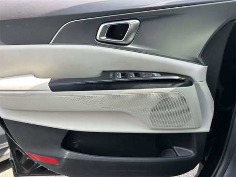 Used 2023 Kia Carnival LX image 14