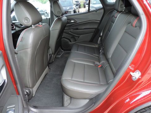 Used 2025 Chevrolet Trax RS w/ Sunroof Package FWD image 21