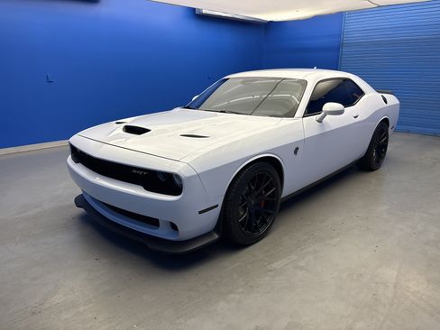 Used 2016 Dodge Challenger SRT Hellcat RWD image 4
