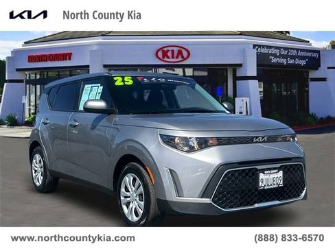 Certified 2025 Kia Soul LX image 1