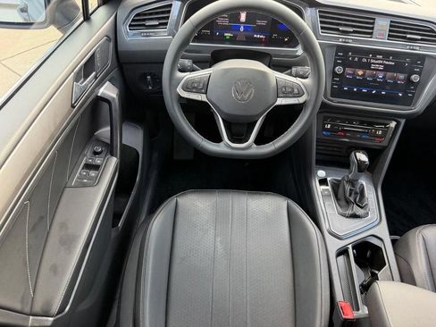 Used 2023 Volkswagen Tiguan SE FWD image 12