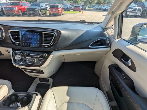 Used 2017 Chrysler Pacifica Touring-L Plus image 19