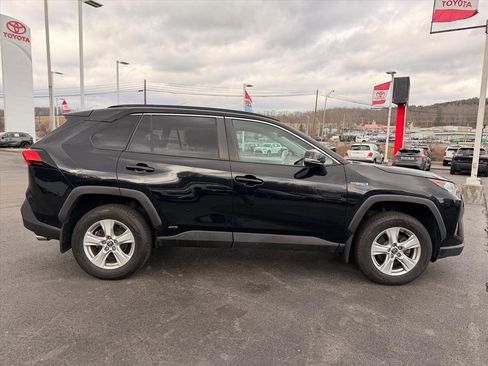 Used 2021 Toyota RAV4 XLE w/ Convenience Package image 3