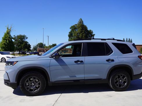 Used 2024 Honda Pilot TrailSport image 3