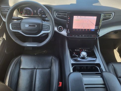 Used 2025 Jeep Wagoneer 4WD image 28