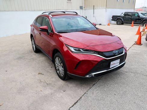 Certified 2024 Toyota Venza XLE image 5