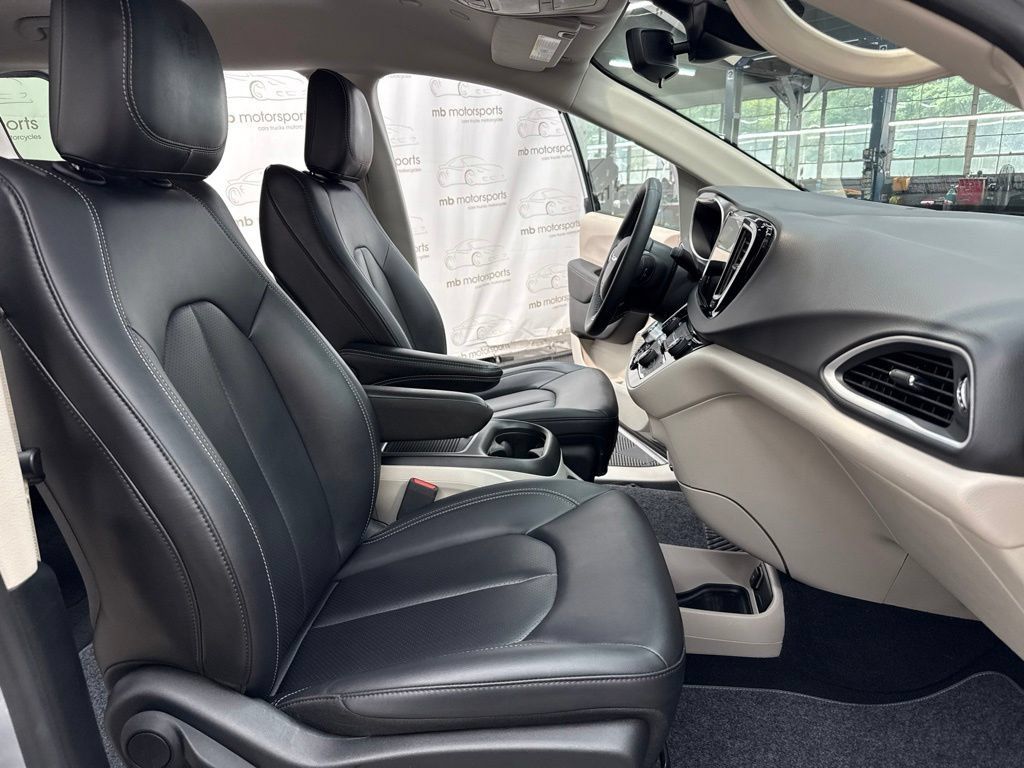 Used 2024 Chrysler Pacifica Touring-L FWD image 35