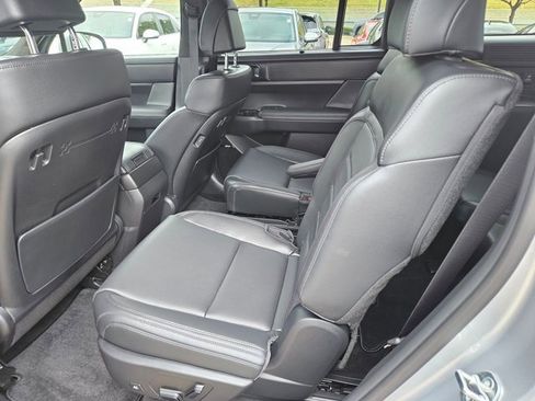 Used 2025 Hyundai Santa Fe Calligraphy image 9