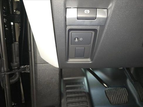 New 2026 Land Rover Defender 130 X-Dynamic SE image 26