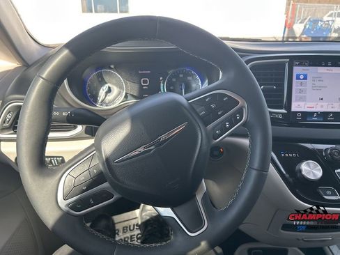 Used 2024 Chrysler Pacifica Touring-L image 21