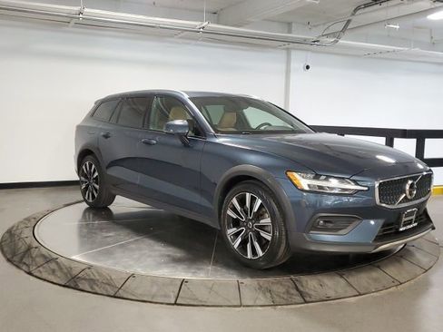 Used 2021 Volvo V60 T5 Cross Country image 2