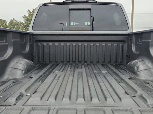 Used 2021 Nissan Titan SV w/ SV Convenience Package image 12