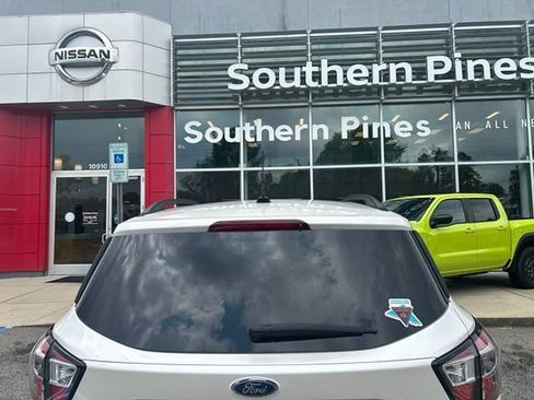 Used 2017 Ford Escape SE w/ Equipment Group 201A FWD image 5