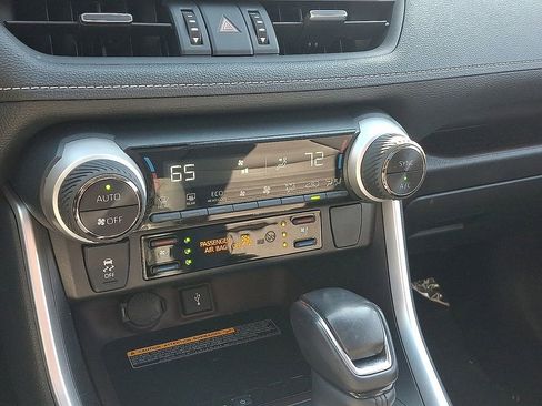 Used 2021 Toyota RAV4 Limited image 12