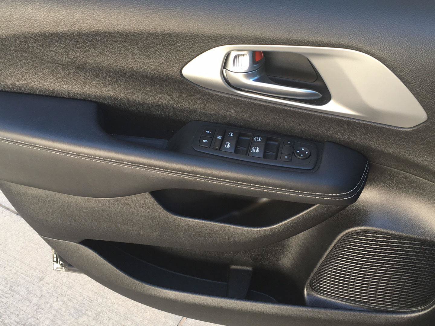 Used 2023 Chrysler Pacifica Touring FWD image 13