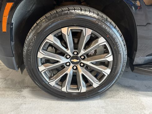 Used 2025 Chevrolet Suburban High Country AWD/4WD image 9